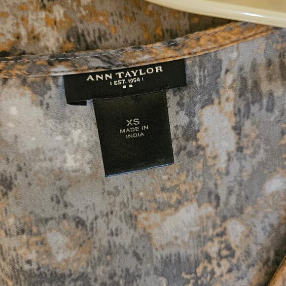 Ann Taylor Tortoiseshell Ruffled Long sleeve Shirt Blouse XS - Picture 3 of 4